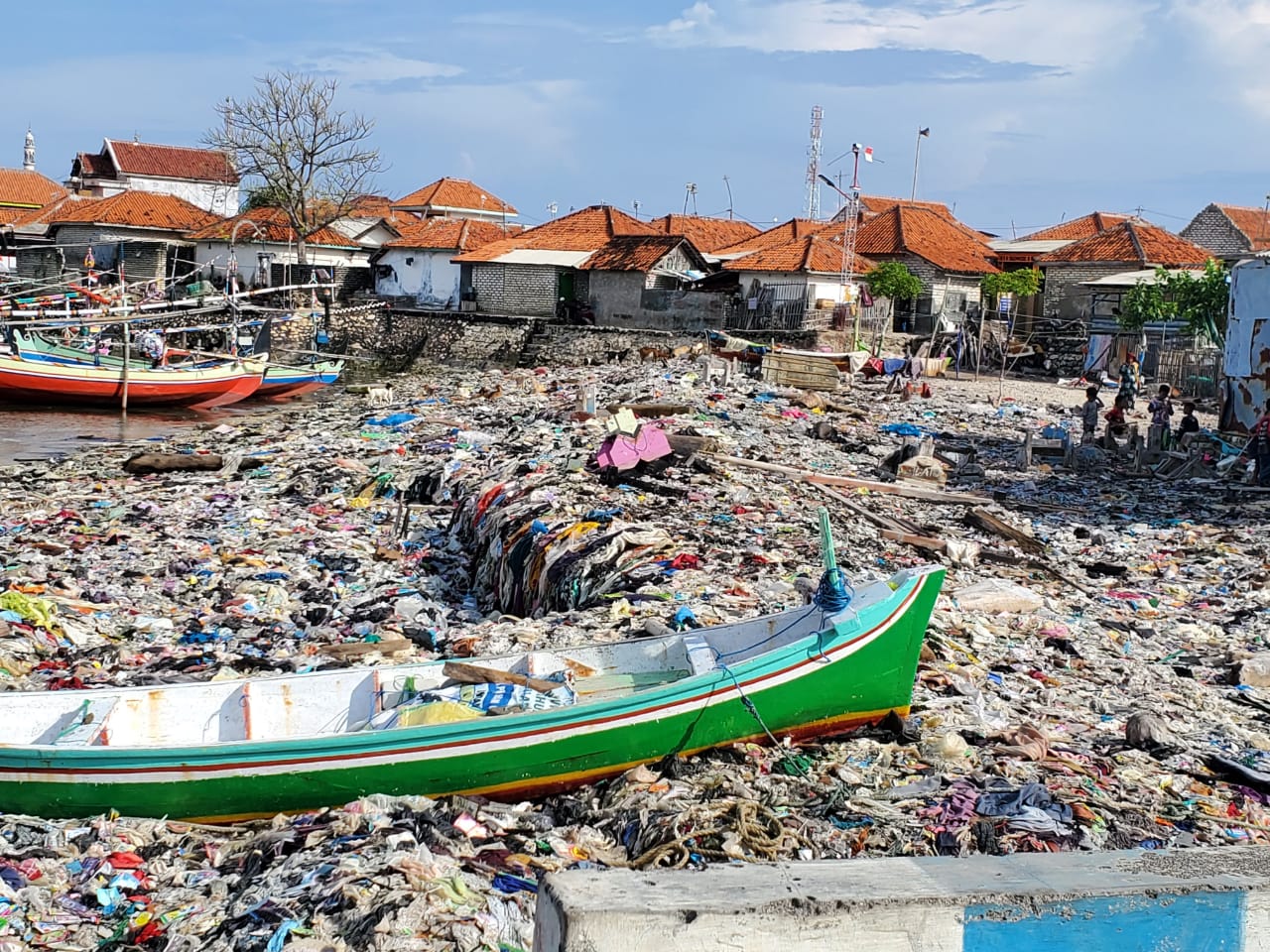 Tumpukan Sampah Pulau Mandangin Sampang Yang Menggunung Ramai Jadi