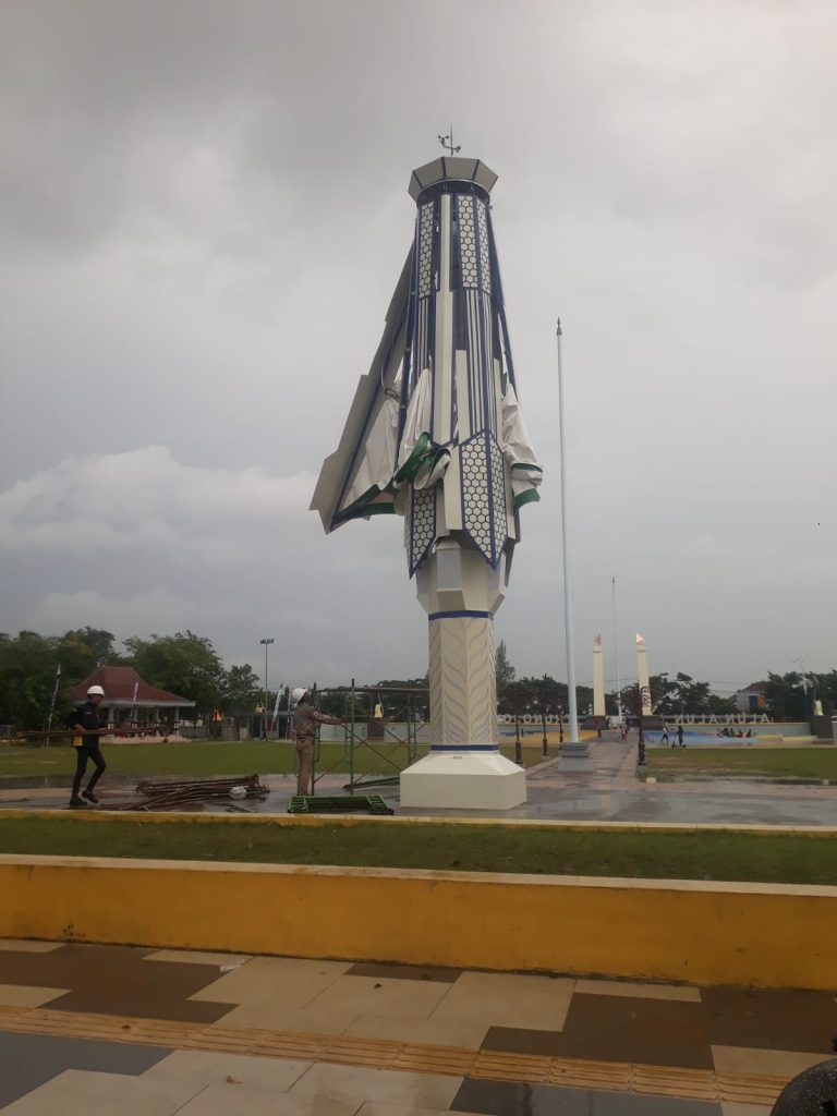 Dua Kali Rusak Perbaikan Payung Alun Alun Trunojoyo Memakan Waktu