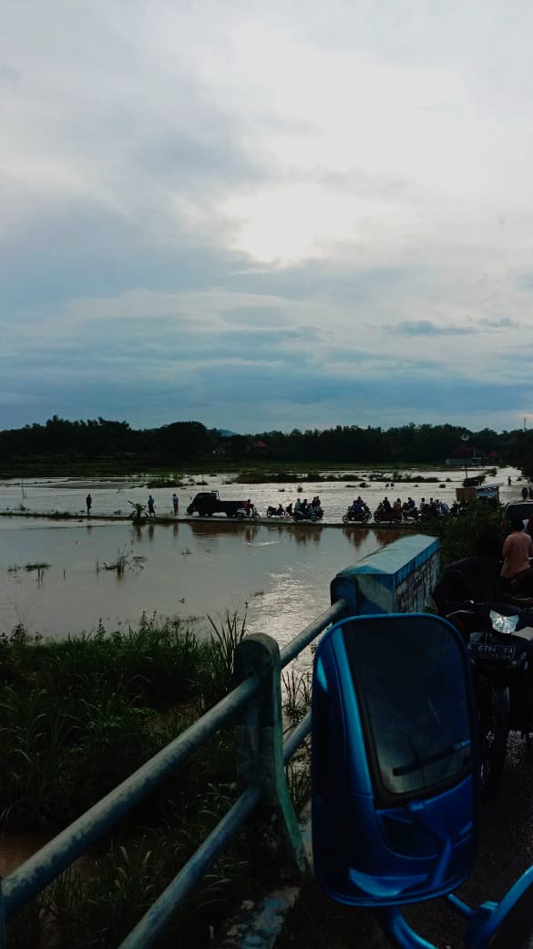 Curah Hujan Tinggi, Sungai Kali Kemuning Sampang Meluap - Madura Raya News