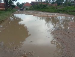 Kerusakan Jalan Menghambat Kelancaran Ekonomi Masyarakat