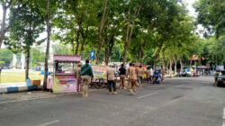 Satpol PP Sampang Sita Empat Gerobak Milik PKL Alun-alun Trunojoyo