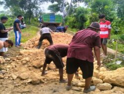 Karang Taruna Pemuda Berkarya Berjuang Sendiri, Perbaiki Jalan yang Terlupakan di Desa Banjar Tabulu