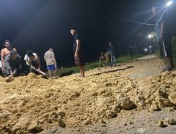 Ditambal Separuh, Warga Protes Jalan Rusak Belum Tuntas Diperbaiki