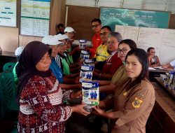 Lansia dan Balita PT DPM Terima Makanan Tambahan