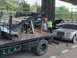 Mobil Mercedes Terparkir Seminggu di Bawah Flyover Cibubur Akhirnya Ditarik