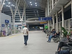 Malam di Stasiun Cikarang: Penumpang Tidur Tunggu Kereta Pagi
