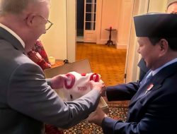 Unik! Prabowo Beri Baju Merah Putih untuk Toto, Anjing PM Albania