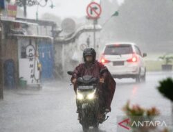 Pagi Mamuju Diguyur Hujan Lebat dan Angin Kencang