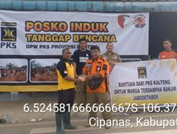 Pipa Air 500 Meter Dipasang Relawan PKS Riau untuk Bantu Korban Bencana di Malalak Sumbar