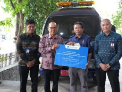 BI Jatim Serahkan Kendaraan Dinas untuk Ponpes hingga SMK