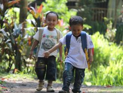 Anak TK PAUD Cunca Lawar Kenali Nutrisi Sayuran di Kebun Kodim Manggarai